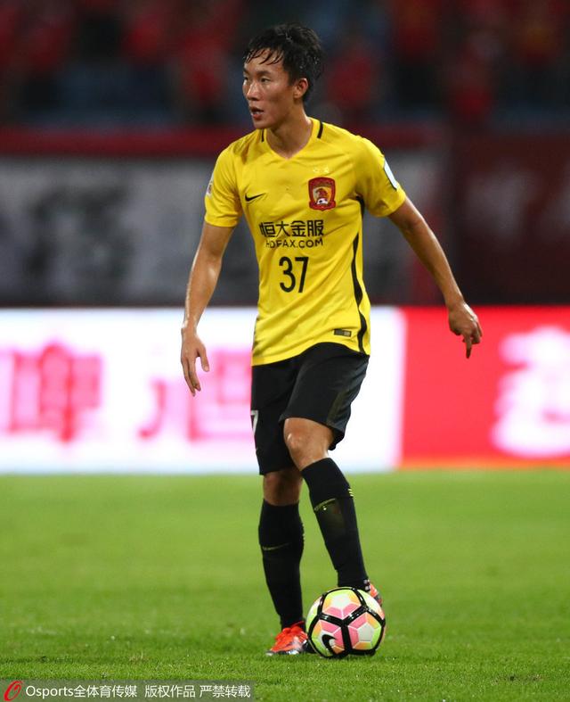 杨若晴撸起了袖子，在地上那人身旁蹲了下来。